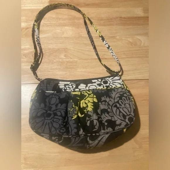 Vera Bradley purse. Super adorable & in excellent condition. See pictures