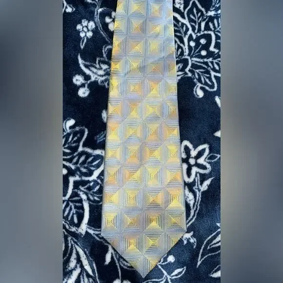 Van Heusen Stain Resistant 100% Silk Blue Gold Tie
