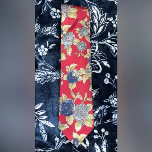 Vintage GANT Roses Floral 100% Silk Neck Tie