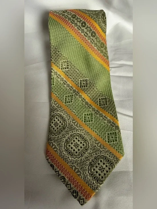 Green and Gold Patterned Men’s Tie 48’ x 3’