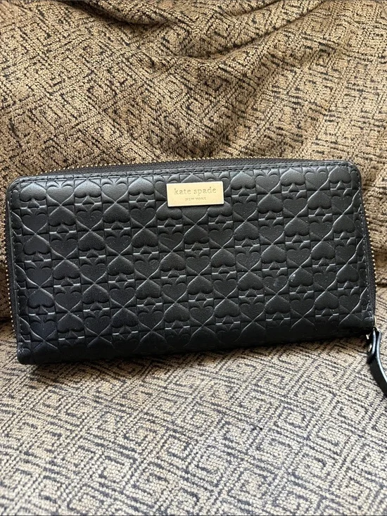 kate spade black quilted spade logo-embossed zip wallet with gold plaque