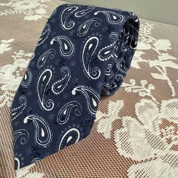 NWT Dolcepunta Necktie Mens OS Navy Blue Excellent Paisley Eyelet Cotton Italy
