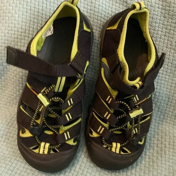 Keen Newport H2 Youth Kids Black Yellow Hiking Water Closed Toe Sandals | Size 3