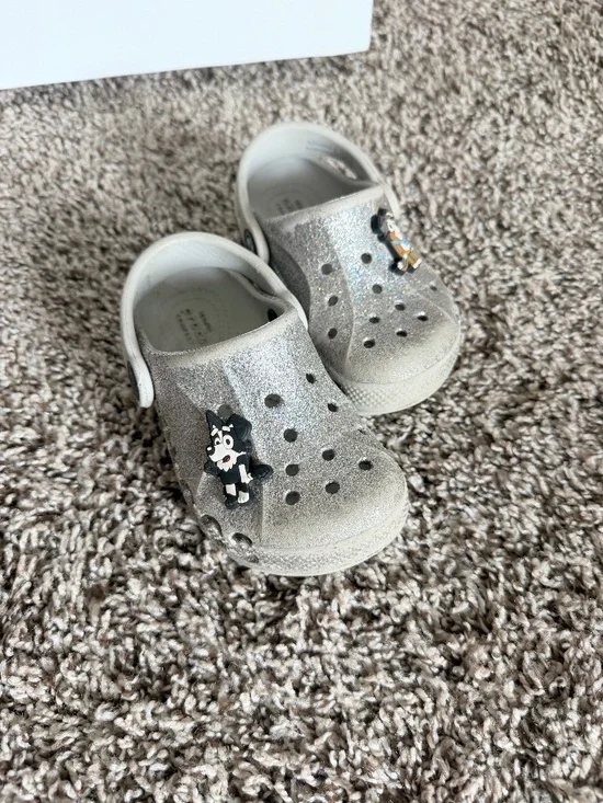Sliver crocs with bluey charms