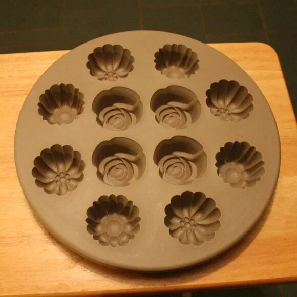 Round Tan Silicone Tray Molds Sunflowers Roses Flower 1 Dozen 13 1/2
