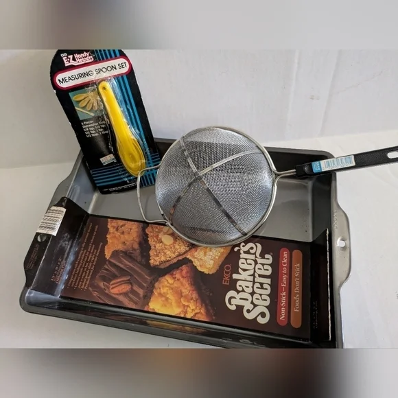 Vtg EKCO Baker’s Secret Non-Stick Pan, Ekco strainer and measuring spoons