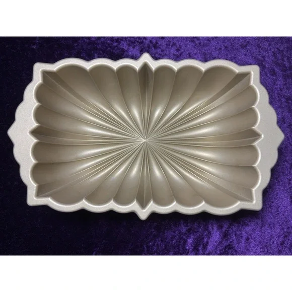 Nordic Ware Classic Fluted Loaf Pan 6 Cups 1.4L  Cast Aluminum Gold 10