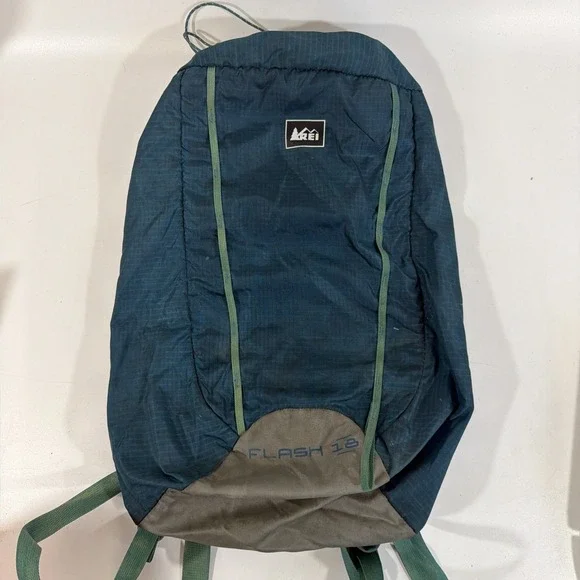 REI FLASH 18 Backpack Drawstring Lightweight Green Daybag 13