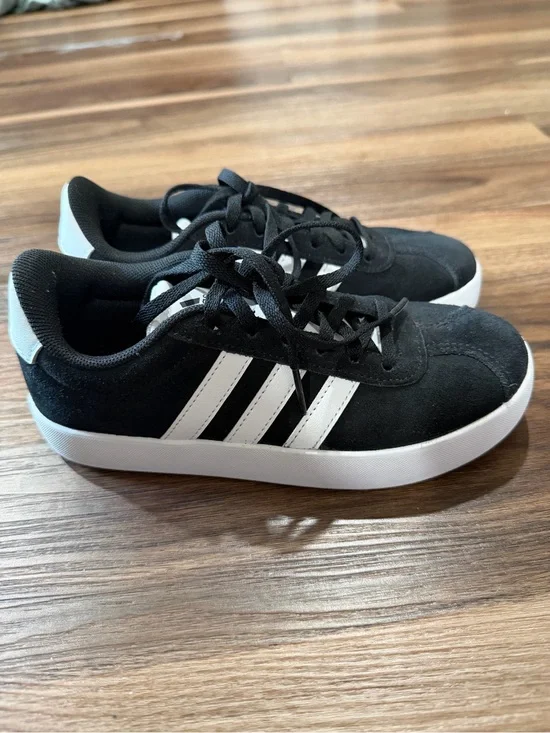 adidas Boys Black Suede Low-Top Sneakers with White Stripes Size 1
