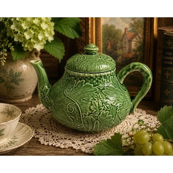Bordallo Pinheiro Green Vine Leaf Teapot Portugal 6.5