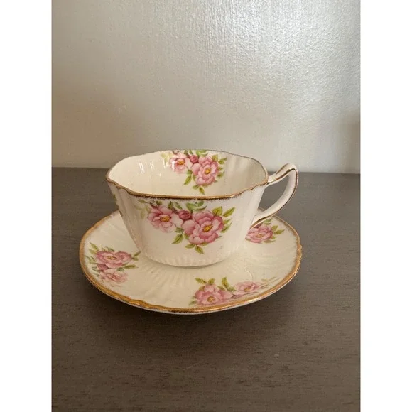Vintage‎ Queen Anne Floral Teacup & Saucer, England