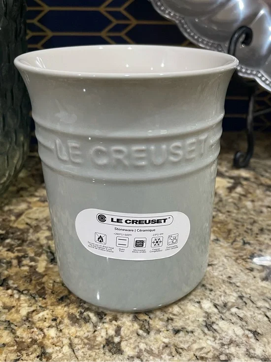 Le Creuset Second Choix Collection 1.L Utensil Crock -  PISTACHO -Brand new!