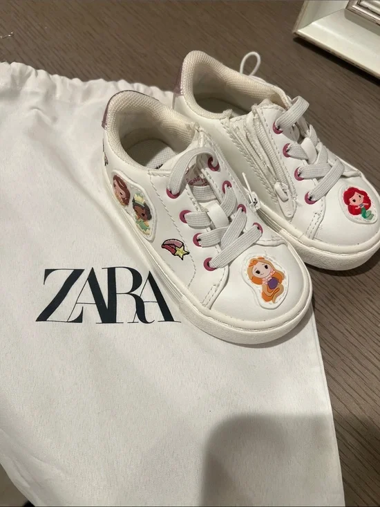 Zara Disney Princess White Sneakers with Princess Patches and side zip closure.