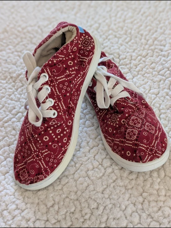 Great Condition: Toms Red Bandanna Style Youth 2.5