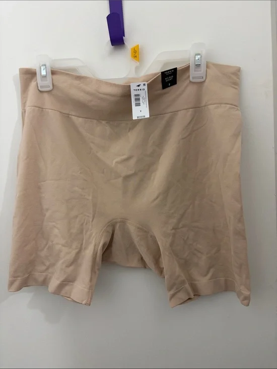 Torrid seamless no rub short NWT size 2