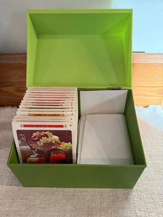 Betty Crocker Green Recipe Box with Recipe Cards - vintage