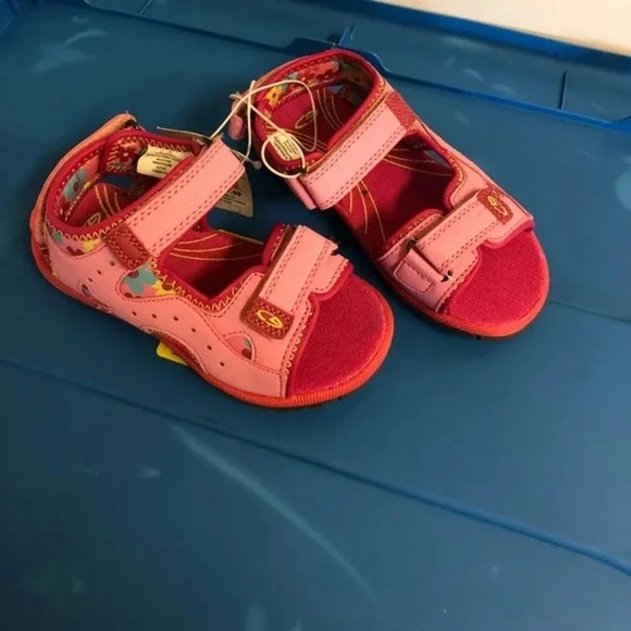 Champion pink water shoes
