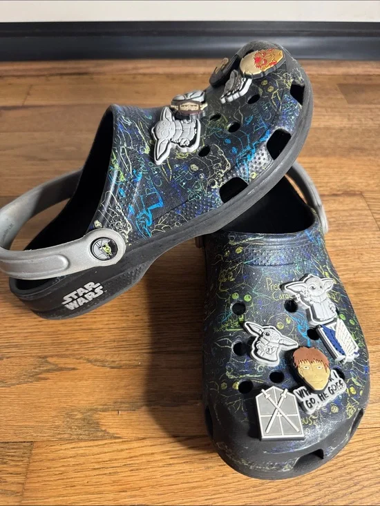 Star Wars kida crocs- big kid Sz 6- Gray Strap and misc gibbits