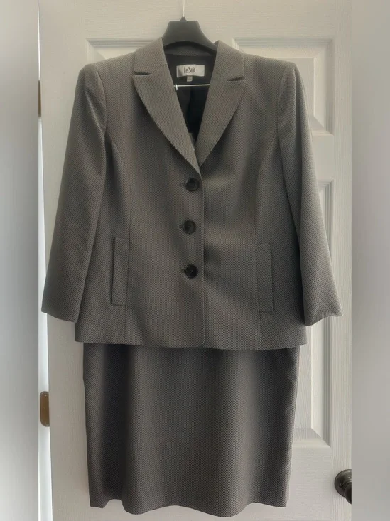 Gently worn Le Suit Women's Gray Textured 2 Piece 3/4 Sleeve Skirt Suit - Gray