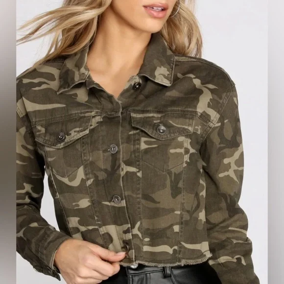 Working Title Women Cropped Jacket Medium Green Camo 100% Cotton Raw Hem Utility