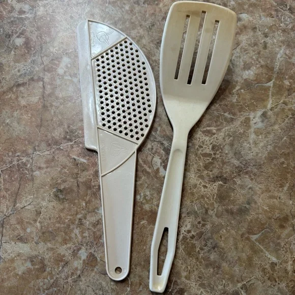Vintage Unbranded Almond Plastic Pasta Pot Strainer Spatula Slotted Spatula Set