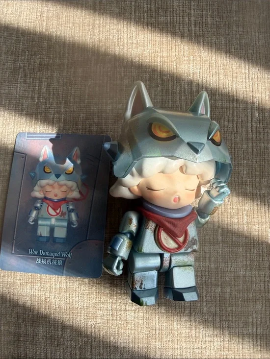 Name: War D Wolf Vinyl Figurine new box