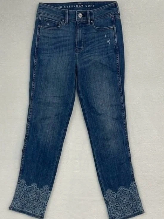 Women's Blue Embroidered Hem Jeans, size 6