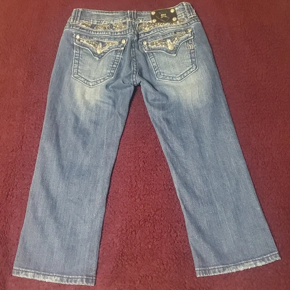 Miss Me Mid Rise Medium Wash Distressed Capri Jeans Bling Women Sz31 (32