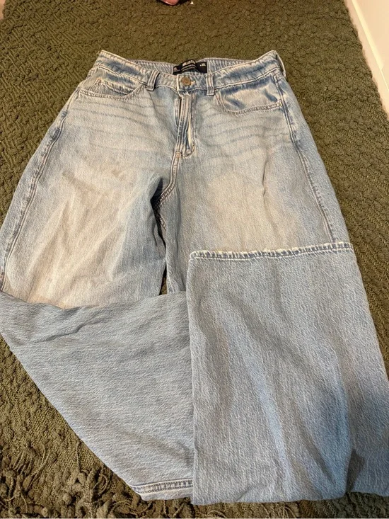 Light Blue Hollister Women’s High-Rise Straight Long Light Weight Jeans