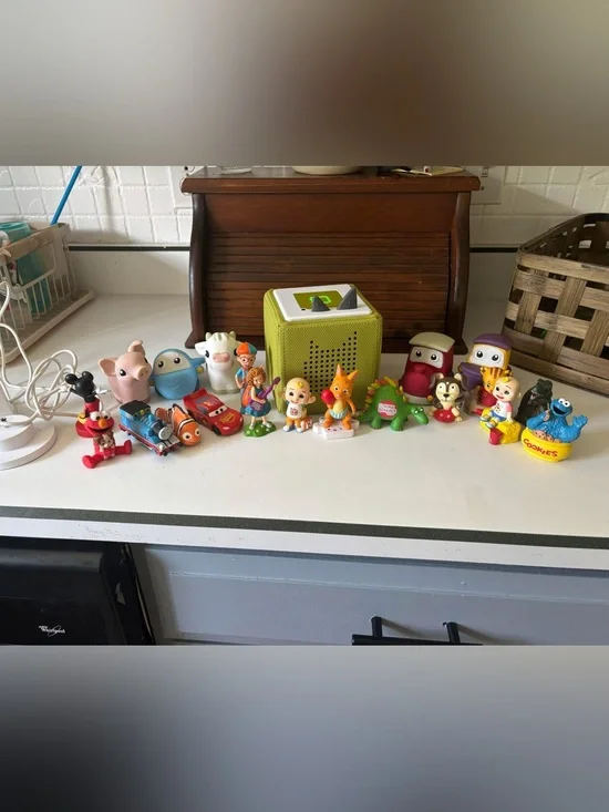 Tonies box with charger and 20 characters