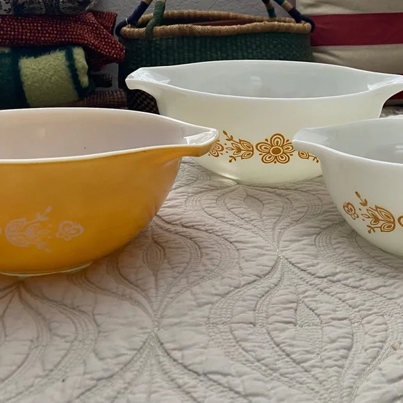 Pyrex/Vintage Set of‎ 3/Gold Butterfly Nesting Mixing Bowls, 1972-1978