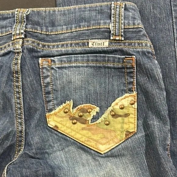 441.   Cruel women’s boot cut low rise blue jeans  camo design pockets size 7 R