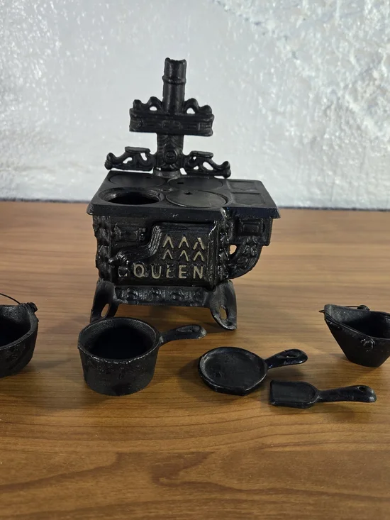 Vintage QUEEN Cast Iron Stove Mini Salesman Sample Toy w/ Pot Pan Bucket Tools