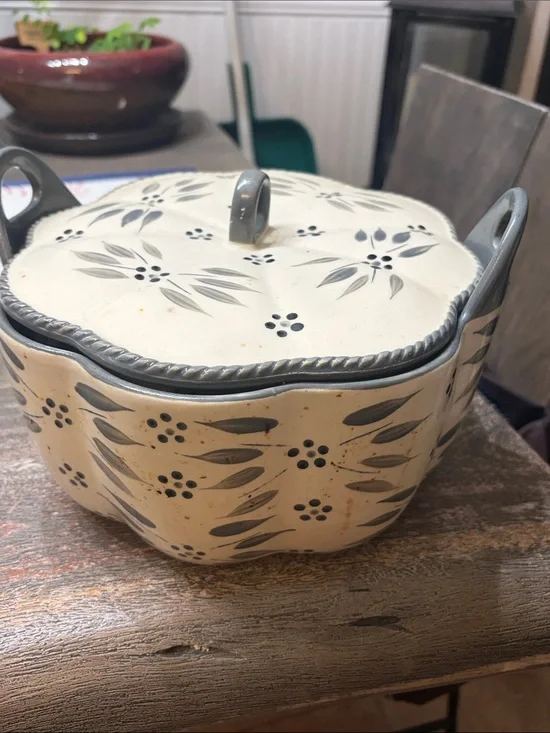 Temp-tations 3 quart Old World  Covered Casserole