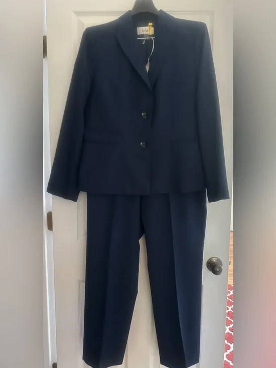 Gently Worn Navy Women's Le Suit Two-Piece Long Sleeve Pant Suit