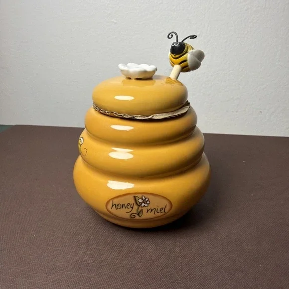 NWOT Yellow Ceramic Beehive Honey Pot Jar w/ Lid & Wooden Bumble Bee Honey Comb