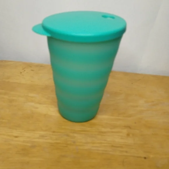 New Tupperware green 500ML impressions cup with lid and straw hole