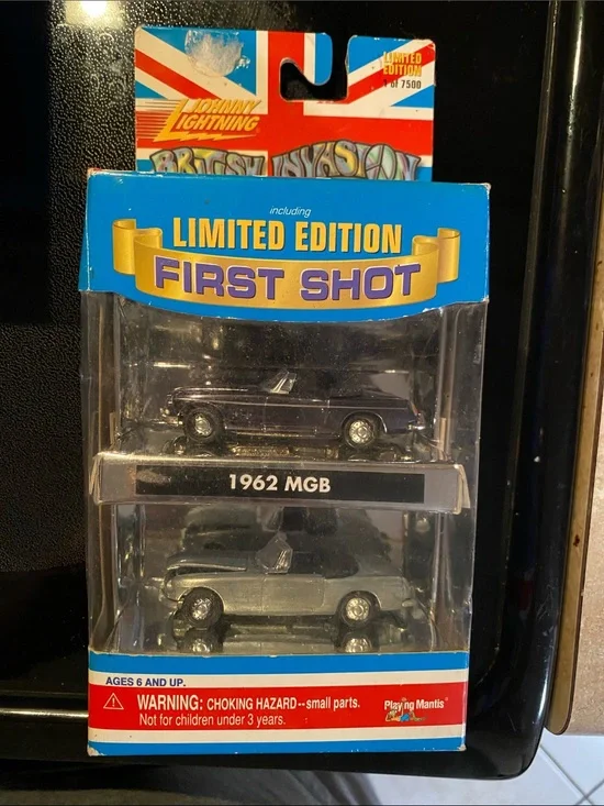 Johnny Lightning 1962 MGB Limited Edition First Shot — Silver & Dark Gray DC2