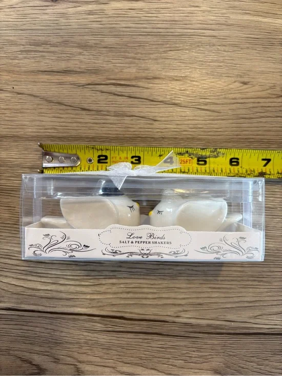 Cute Love Birds Ceramic pair of white doves Salt & Pepper Shakers Set