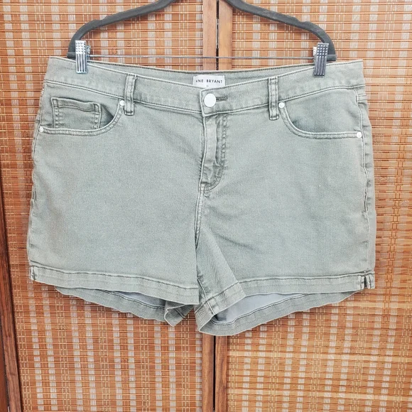♧ Lane Bryant Womens Light Gray Denim Shorts Size 20
