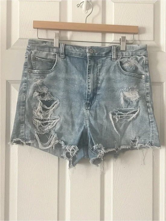 American Eagle Curvy Hi Rise Shortie light wash distressed Sz 14 Next Level