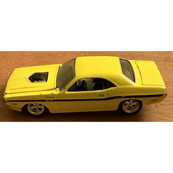 Hot‎ Wheels 1970 Dodge Challenger R/T -Real Riders 1:64 Diecast Missing Tire