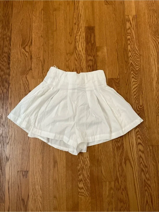 Free People - White High-Waist Full Pleated Shorts with Elastic Waist. Size XS