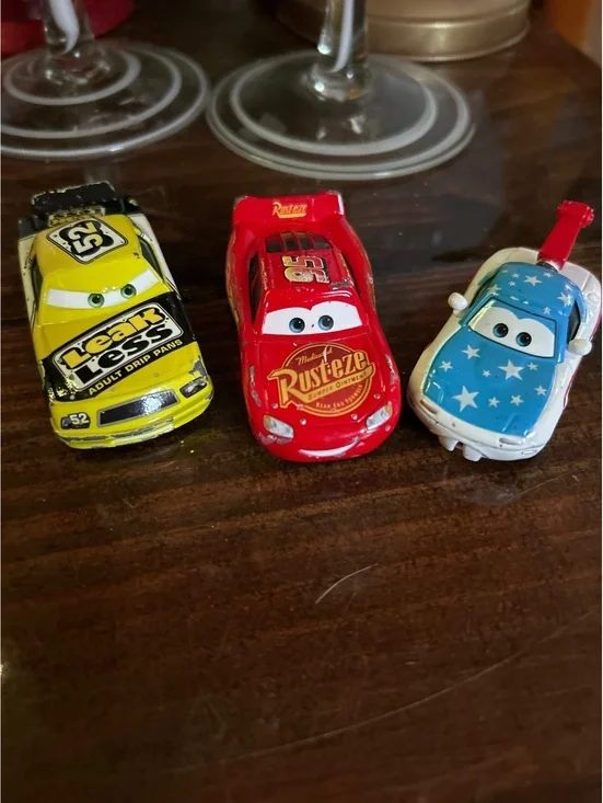 Disney Pixar Cars Diecast Toy Car Set - Lightning McQueen and Friends