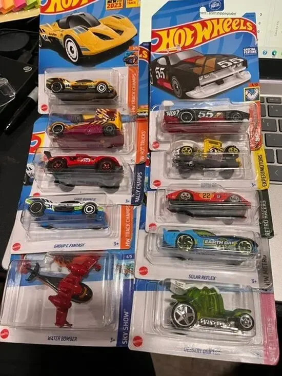 LOT OF 10 DIFFENT COLLECTIBLE HOT WHEELS (CAR AND TRUCKS FROM MATTEL 2021 )17-5