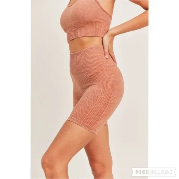 Multi-Ribbed Mineral-Washed Seamless‎ Shorts