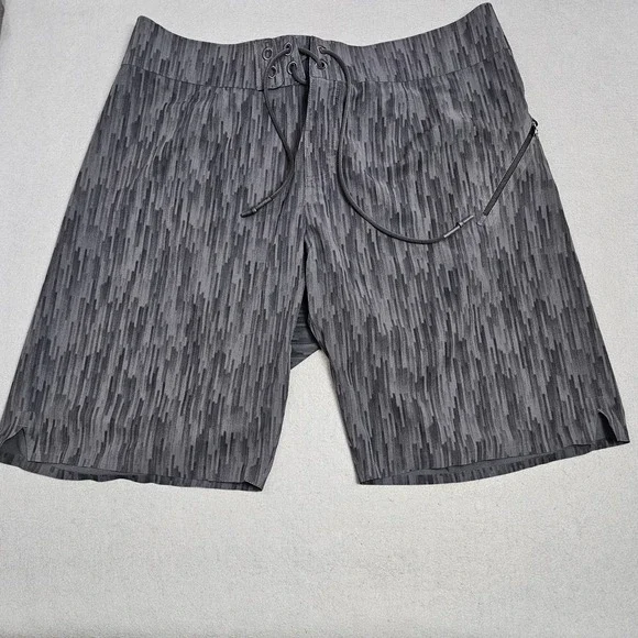 Lululemon Board Shorts Men's 36 Swim Trunks Unlined No Mesh Gray‎ Striped
