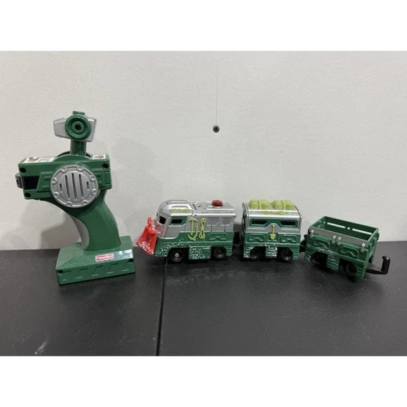 GeoTrax Green Alpine Will Christmas Engine Remote Control Train Snow Plow Set