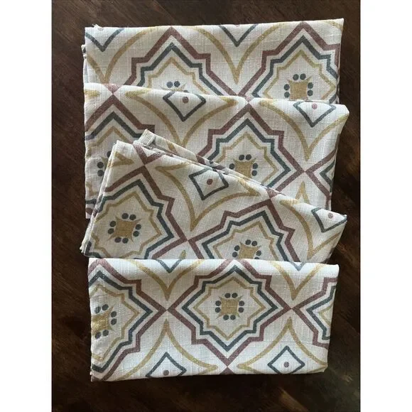 Food Network Year Round Set (4) Polyester Interlocking Geometric Design Napkins