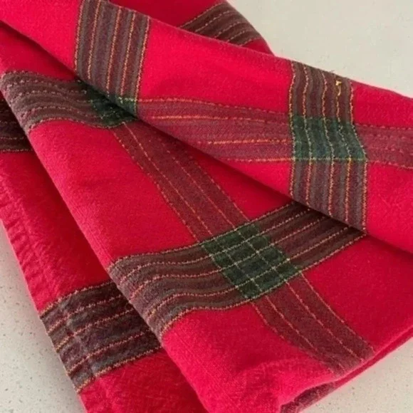 Lintex Holiday Christmas themed table spread red/green/golden 55x72 -sits 4-6